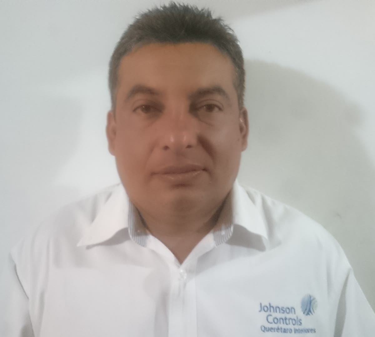 El Ing. Villanueva con la camisa de Johnson Controls Querétaro